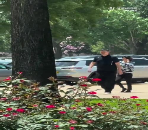 据说女儿姚沁蕾已经1米9!姚明带着女儿出现在街头,这大长腿!