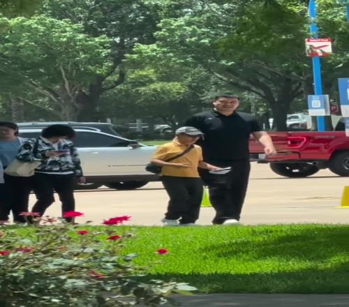 故地重游!姚明一家现身休斯敦姚沁蕾已经比她妈妈高了
