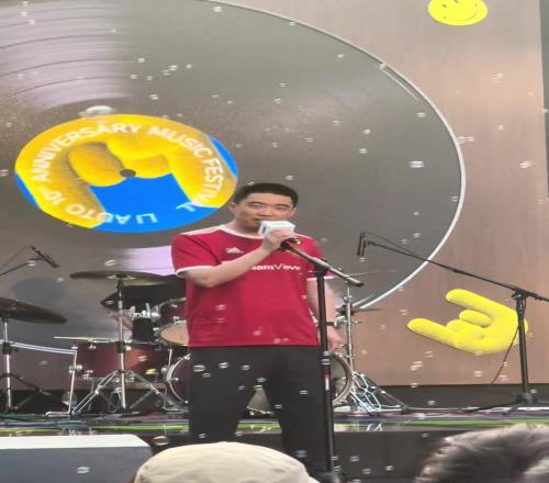 红魔球迷!理想汽车十周年庆典上,CEO李想身穿曼联球衣唱歌