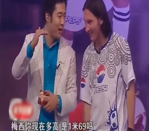 梅西当年三次来华都被调侃身高,梅西看着是真不想聊身高话题