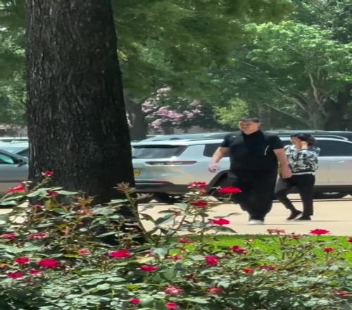 姚明一家抵达休斯顿,依然霸气侧漏
