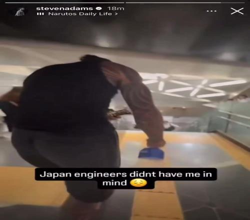 亚当斯日本旅游吐槽地铁站太矮:设计师没考虑过我的感受