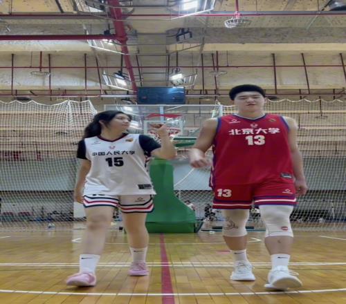 神仙眷侣!2米北大篮球小伙和1米85人大校队女友合影